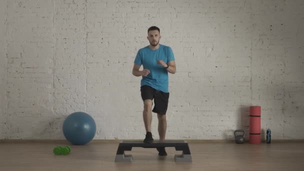 Tiro Perto Treinador Fitness Masculino Atlético Fazendo Exercícios Estúdio Casa — Vídeo de Stock