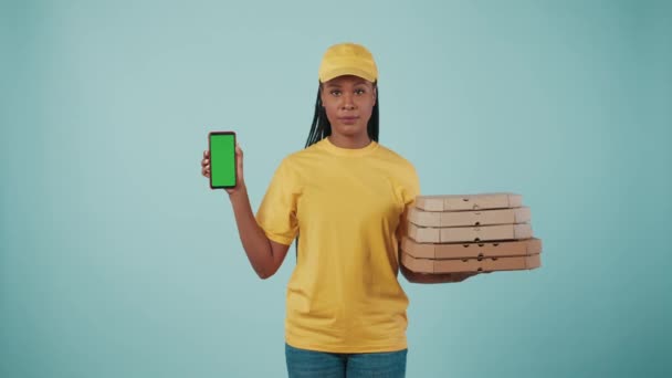 Concepto Servicio Mensajero Retrato Una Repartidora Con Gorra Camiseta Amarilla — Vídeos de Stock