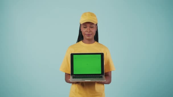 Koncepcja Usługi Kurierskiej Portret Kuriera Żółtej Czapce Koszulce Trzymającego Laptopa — Wideo stockowe