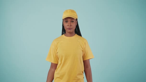 Koncepcja Usługi Kurierskiej Portret Kobiety Żółtej Czapce Koszulce Uchwytem Kubki — Wideo stockowe