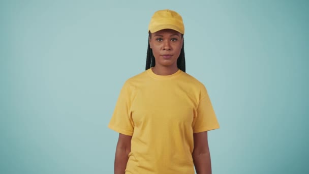 Έννοια Της Υπηρεσίας Ταχυμεταφορών Πορτρέτο Μιας Ντελιβεράς Κίτρινο Καπέλο Και — Αρχείο Βίντεο