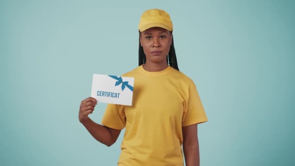 Conceito Serviço Correio Retrato Uma Mulher Parto Boné Amarelo Camiseta — Vídeo de Stock