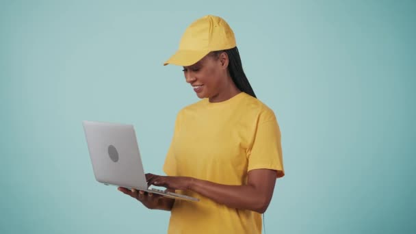 Koncept Kurýrní Služby Portrét Porodní Báby Žluté Čepici Tričku Laptopem — Stock video