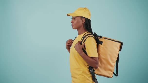 Concepto Servicio Mensajero Retrato Partera Gorra Camiseta Amarilla Con Mochila — Vídeos de Stock