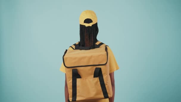 Concepto Servicio Mensajero Retrato Partera Gorra Camiseta Amarilla Con Refrigerador — Vídeos de Stock