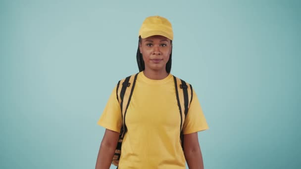Concept Service Messagerie Portrait Livreuse Bonnet Jaune Tshirt Avec Sac — Video