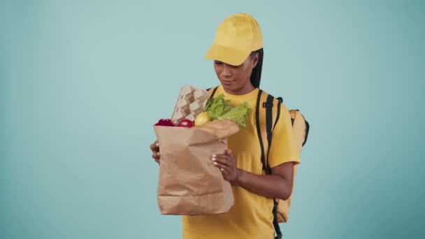 Koeriersdienst Concept Portret Van Een Vrouw Gele Pet Tshirt Draagbare — Stockvideo