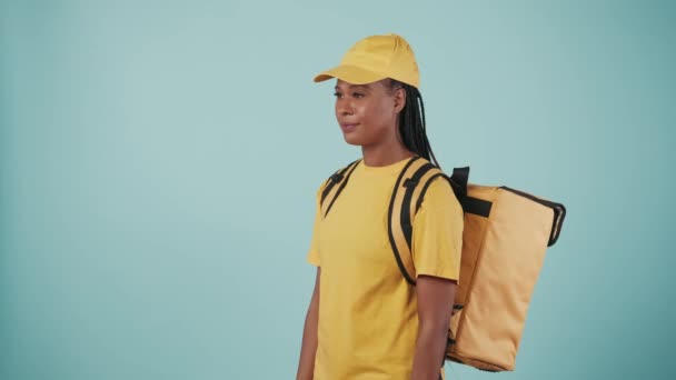 Concepto Servicio Mensajero Retrato Mujer Entrega Gorra Camiseta Amarilla Con — Vídeo de stock