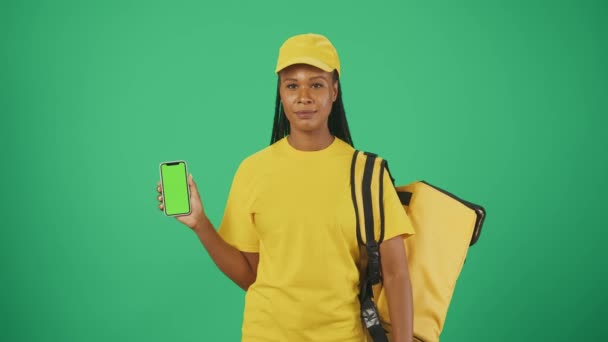 Retrato Una Repartidora Gorra Amarilla Con Mochila Portátil Refrigerador Smartphone — Vídeos de Stock