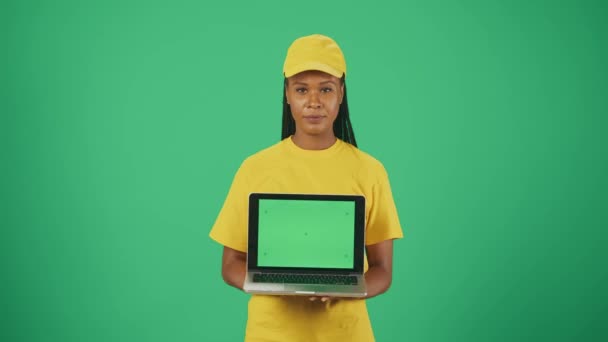 Koncepcja Usługi Kurierskiej Portret Kuriera Żółtej Czapce Koszulce Laptopem Uśmiechem — Wideo stockowe