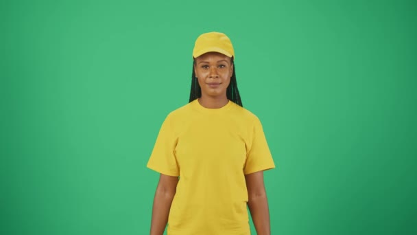 Conceito Serviço Correio Retrato Uma Mulher Parto Boné Amarelo Tshirt — Vídeo de Stock