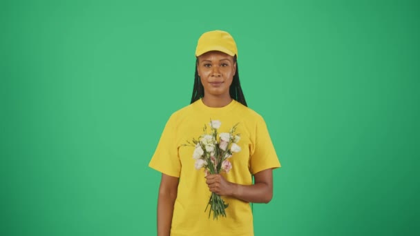 Koncepcja Usługi Kurierskiej Portret Kurierki Żółtej Czapce Koszulce Bukietem Kwiatów — Wideo stockowe