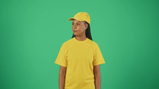 Koncepcja Usługi Kurierskiej Portret Kuriera Żółtej Czapce Koszulce Uśmiechniętej Kamery — Wideo stockowe