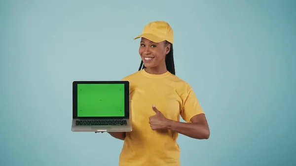 Porträt Einer Lieferantin Gelber Mütze Und Shirt Mit Laptop Und — Stockfoto