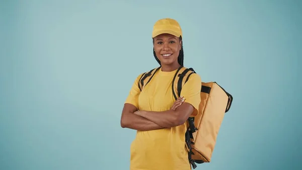 Портрет Доставки Жінки Жовту Шапку Сорочку Портативним Рюкзаком Холодильника Позує — стокове фото