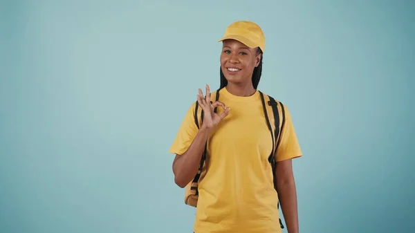 Potret Wanita Pengantar Dalam Topi Kuning Dan Kaos Dengan Kulkas — Stok Foto