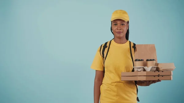 Retrato Partera Gorra Camiseta Amarilla Con Refrigerador Portátil Sosteniendo Pizza — Foto de Stock