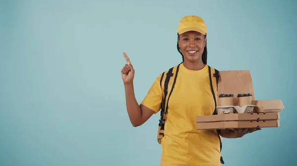 Retrato Partera Gorra Camiseta Amarilla Con Refrigerador Portátil Sosteniendo Pizza — Foto de Stock