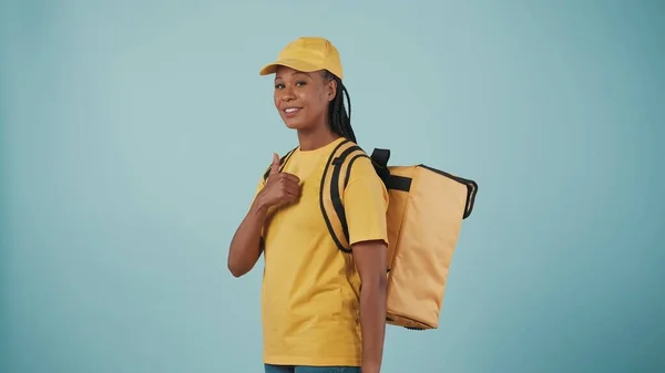 Portrait Delivery Woman Yellow Cap Tshirt Portable Backpack Refrigerator Showing — Stock Photo, Image
