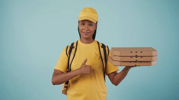 Portrét Doručovatelky Žluté Čepici Tričku Držící Hromádku Krabic Pizzy Ukazující — Stock fotografie