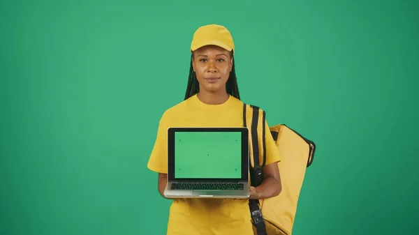 一个带着手提式背包冰箱 头戴黄色帽子 手持笔记本电脑的送货妇女的画像 广告区 工作空间模型 — 图库照片