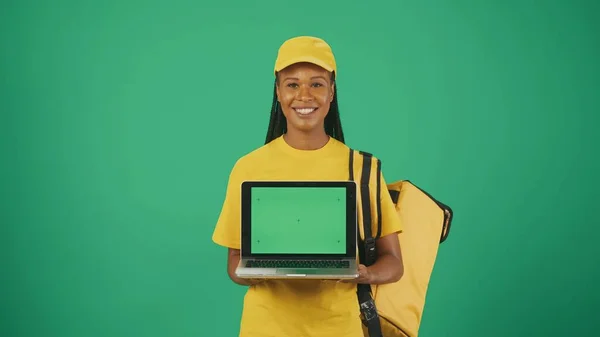 Potret Seorang Wanita Pengiriman Topi Kuning Dengan Lemari Ransel Portabel — Stok Foto