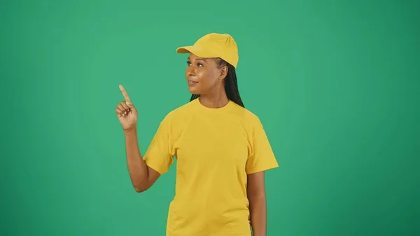 Konsep Layanan Kurir Potret Seorang Wanita Pengantar Topi Kuning Dan — Stok Foto