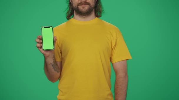 Een Close Schot Portret Van Een Bezorger Met Een Gele — Stockvideo
