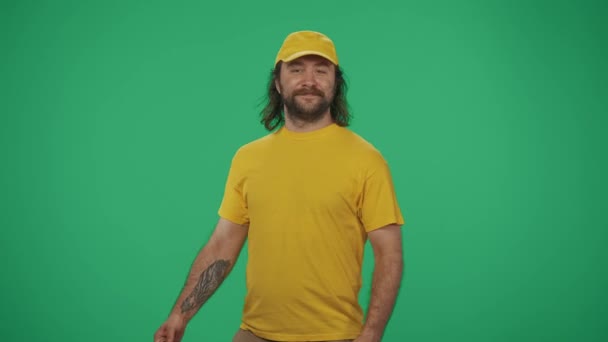 Retrato Homem Entrega Sorridente Boné Amarelo Tshirt Segurando Geladeira Mochila — Vídeo de Stock