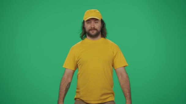 Futárszolgálat Koncepció Egy Mosolygós Kézbesítő Portréja Sárga Sapkában Pólóban Sok — Stock videók