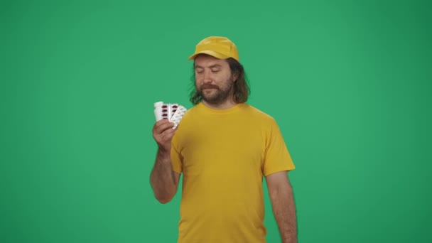 Conceito Serviço Correio Retrato Homem Entrega Boné Amarelo Camiseta Segurando — Vídeo de Stock