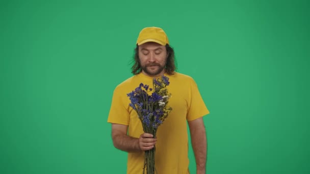 Concepto Servicio Mensajero Retrato Repartidor Con Gorra Camiseta Amarilla Sosteniendo — Vídeo de stock