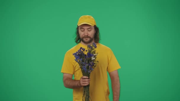 Concepto Servicio Mensajero Retrato Repartidor Con Gorra Camiseta Amarillas Oliendo — Vídeo de stock