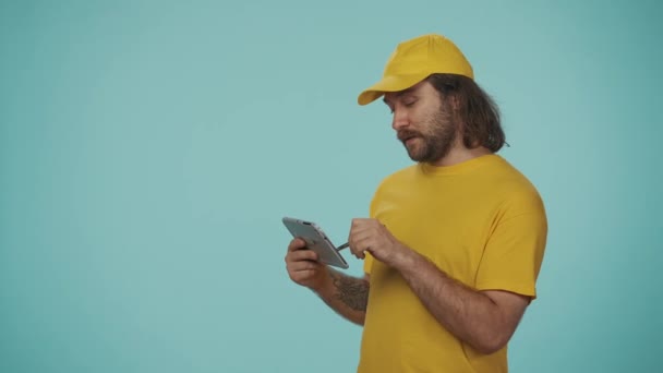 Concepto Servicio Mensajero Retrato Repartidor Con Gorra Amarilla Sosteniendo Una — Vídeos de Stock