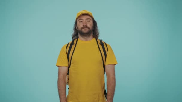 Kurye Hizmeti Konsepti Sırt Çantasında Buzdolabı Olan Sarı Şapkalı Bir — Stok video