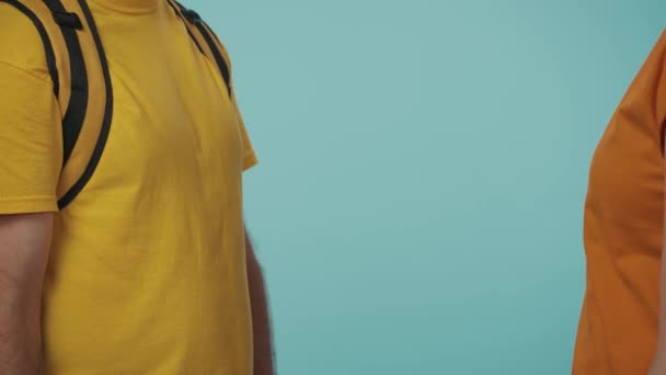 Primer Plano Disparado Concepto Servicio Mensajero Retrato Repartidor Camiseta Amarilla — Vídeos de Stock