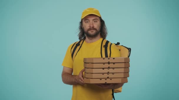Kurye Hizmeti Konsepti Sırt Çantalı Portatif Buzdolabı Taşıyan Sarı Şapkalı — Stok video