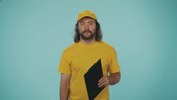 Koncepcja Usługi Kurierskiej Portret Kuriera Żółtej Czapce Trzymającego Papier Długopis — Wideo stockowe