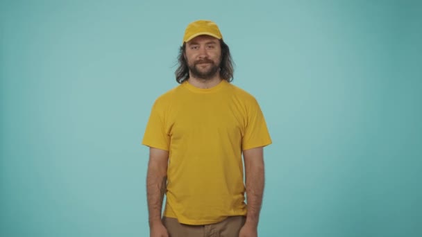 Koncept Kurýrní Služby Portrét Muže Žluté Čepici Usmívajícího Chytajícího Krabici — Stock video
