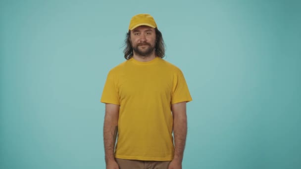 Koeriersdienst Concept Portret Van Een Bezorger Gele Dop Die Een — Stockvideo