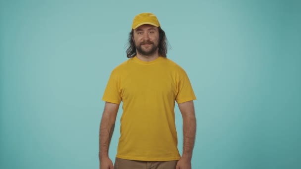 Conceito Serviço Correio Retrato Homem Entrega Boné Amarelo Tenta Pegar — Vídeo de Stock