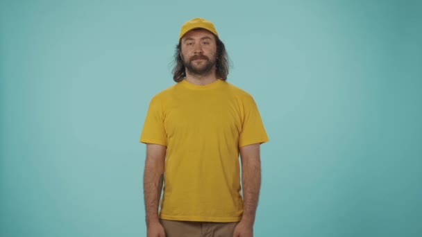 Koncepcja Usługi Kurierskiej Portret Kuriera Żółtej Czapce Próbuje Cewnikować Pudełko — Wideo stockowe