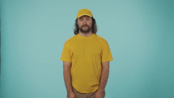 Kurye Hizmeti Konsepti Sarı Şapkalı Tişörtlü Bir Teslimatçının Portresi Elinde — Stok video