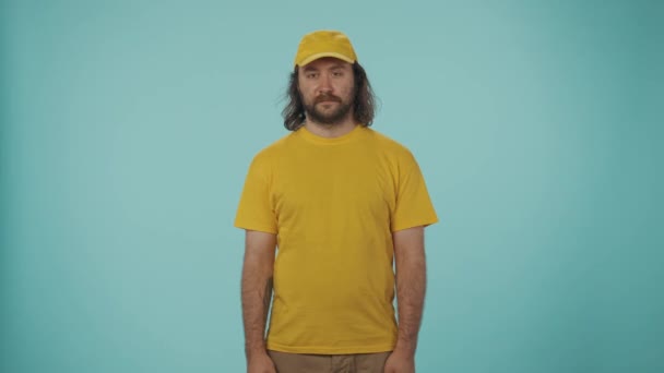 Concepto Servicio Mensajero Retrato Repartidor Con Gorra Camiseta Amarillas Posando — Vídeo de stock