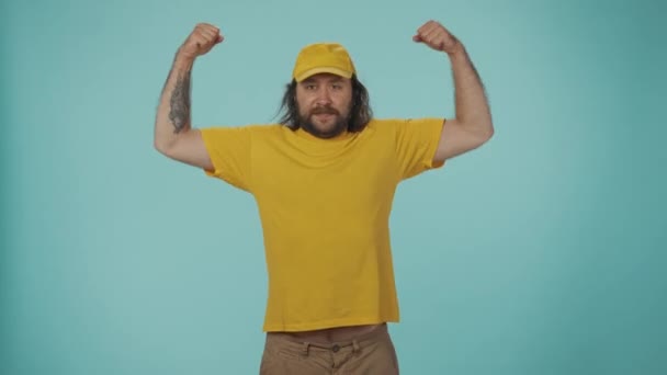 서비스 모자와 셔츠를 남자의 초상화 카메라에서 자신의 근육을 보여주는 손으로 — 비디오