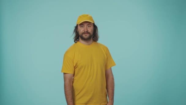 Kurierdienste Porträt Eines Freundlichen Zustellers Gelben Shirt Der Die Kamera — Stockvideo