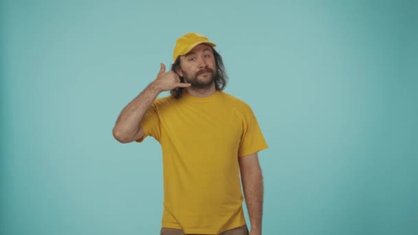 Koncepcja Usługi Kurierskiej Portret Kuriera Żółtej Czapce Koszulce Patrzącego Kamerę — Wideo stockowe