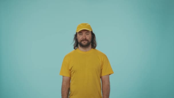 Koeriersdienst Concept Portret Van Een Bezorger Met Gele Pet Tshirt — Stockvideo