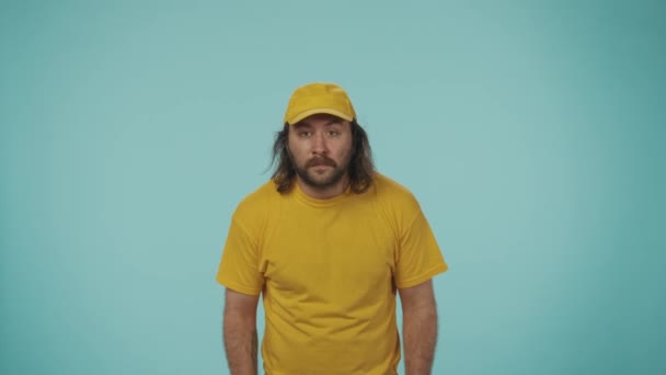 Concepto Servicio Mensajero Retrato Repartidor Con Gorra Camiseta Amarilla Mirando — Vídeo de stock