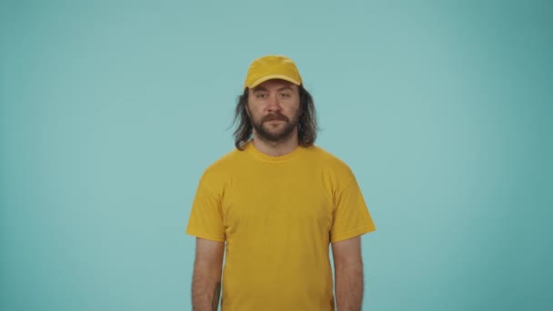 Koeriersdienst Concept Portret Van Een Bezorger Met Een Gele Pet — Stockvideo